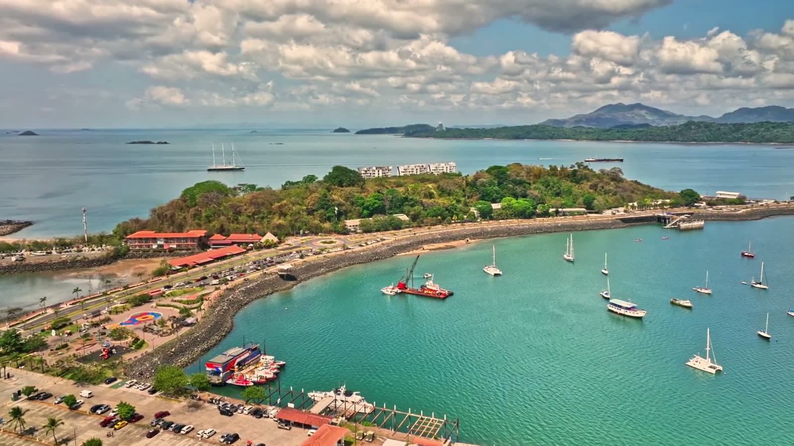 Veleros fondeados frente a una de las islas de la Calzada, con la bahía y los cerros al fondo