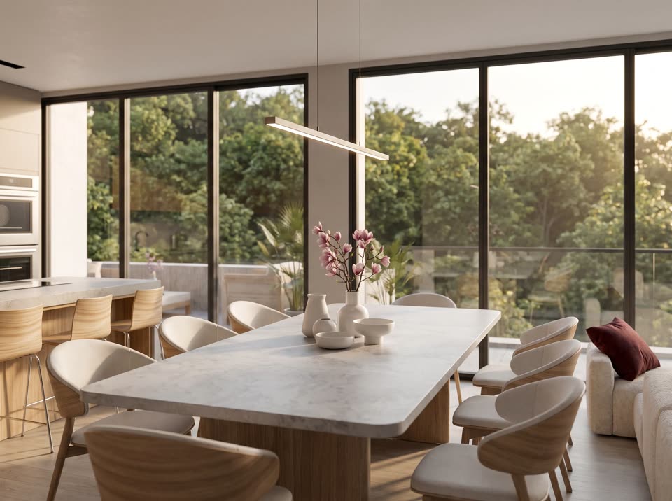 Comedor de una residencia junto a los ventanales