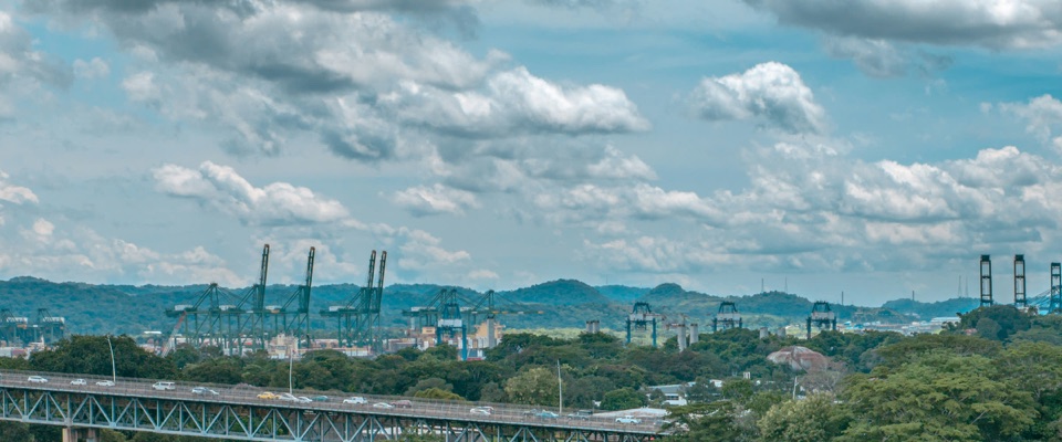 Las grúas de contenedores del puerto y el viaducto de acceso al Puente de las Américas bajo nubes dramáticas