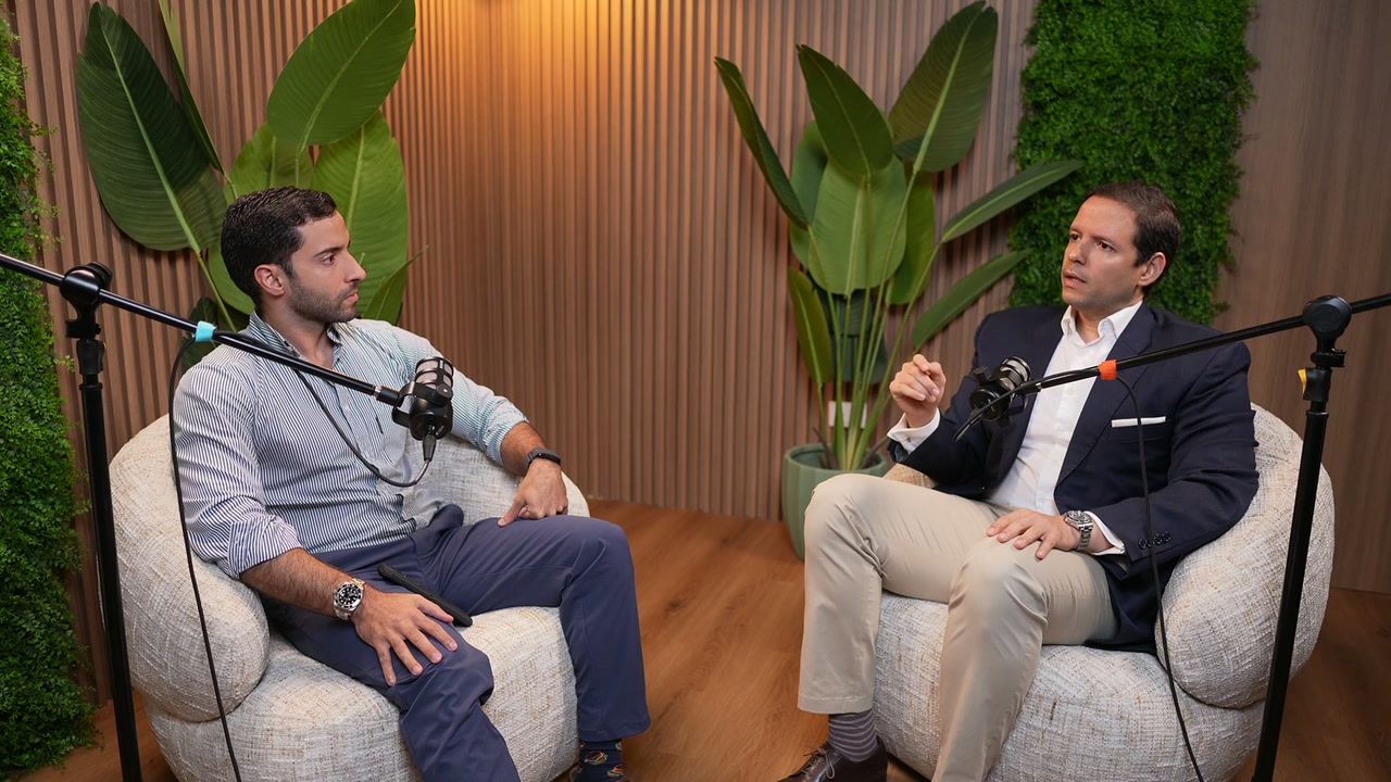 El Dr. Javier Garrido y Yasser Williams en el set del podcast de TR33