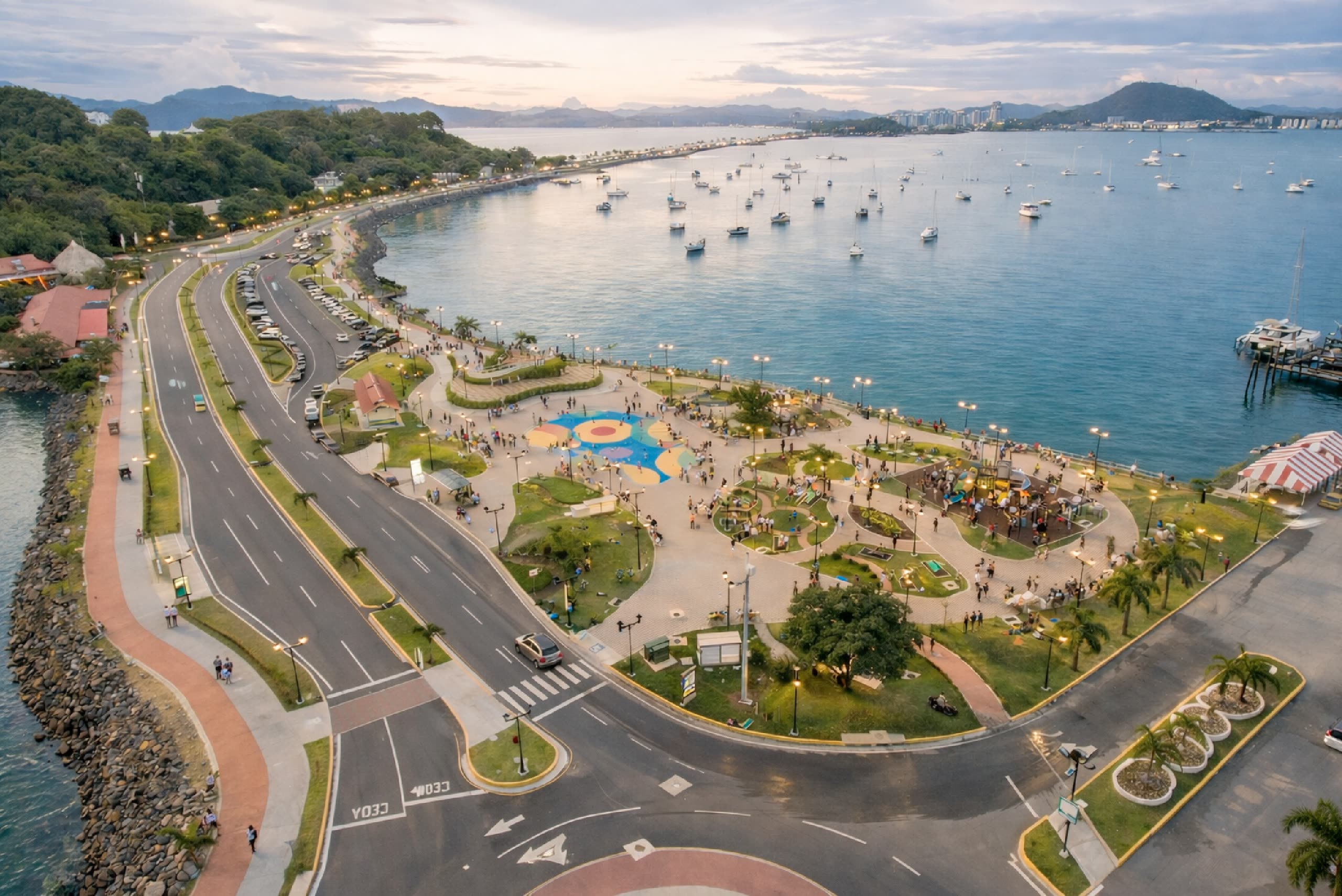 La Calzada de Amador desde el aire al atardecer, con faroles, ciclovía y veleros fondeados